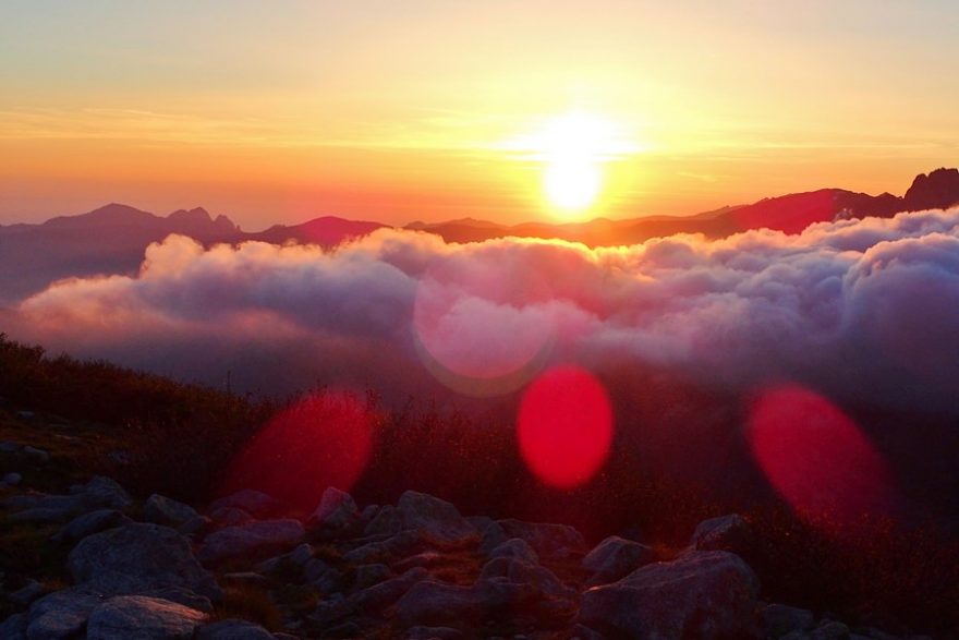 Západ slunce z hřebene Monte d’Oro v červnu 2019. Nikde kolem ani živáčka