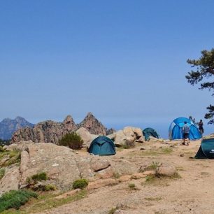 Některé plácky v kempu u refuge de Paliri připomínají orlí hnízdo s dokonalým výhledem. Jsou ale jen pro ty, kdo přijdou jako první…