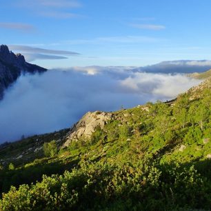 Ranní výhledy při výstupu z refuge de Asinao na vrchol Mt. Incudine