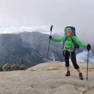 Vrchol Mt. Incudine (2136 m) je jedním z mála, kde potkáte někoho, kdo vám udělá fotku. Vede přes něj totiž alternativa GR20, a tak je poměrně často navštěvovaný.