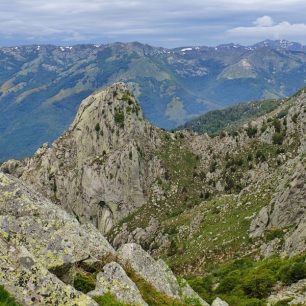 Jižní část GR20 je sice jednodušší, malebnější a kratší, ale i tak dá člověku do těla. A i tady si zalozí po hřebíncích.