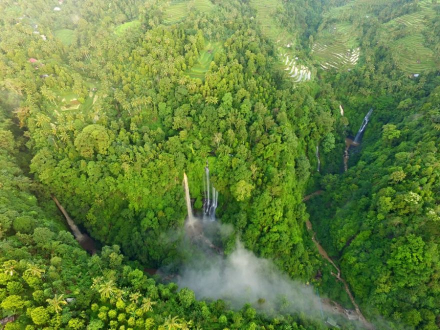 Na sever od jezera Bratan u vesnice Sekumpul leží krásné vodopády