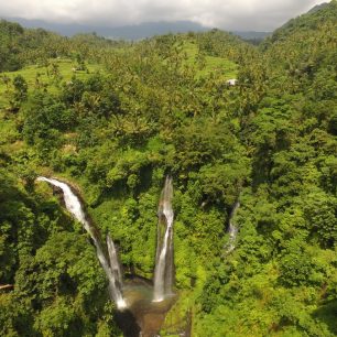Vodopády Sekumpul jsou turisticky nově objevené