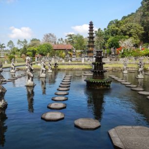 Ve vodních zahradách Tirta Ganggase se dá procházet po plovoucích kamenech