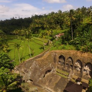 Monumentální chrámový komplex Gunung Kawi, přezdívaný Skalní chrám