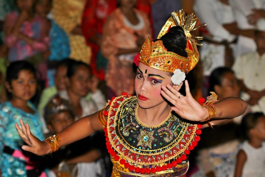 Taneční představení patří mezi hlavní turistické atrakce na Bali