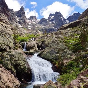 Nejdrsnější a současně nejkrásnější etapa GR20 vede z Haut Asco k refuge de Tighjettu a prochází pod vrcholem Monte Cinto, nejvyšším bodem Korsiky. Z rozcestí je to na vrchol tak daleko, jak dobré je počasí a sněhové podmínky