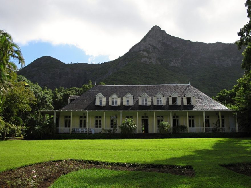 Mezi moderními budovy nevalné architektonické kvality se krčí koloniální domy