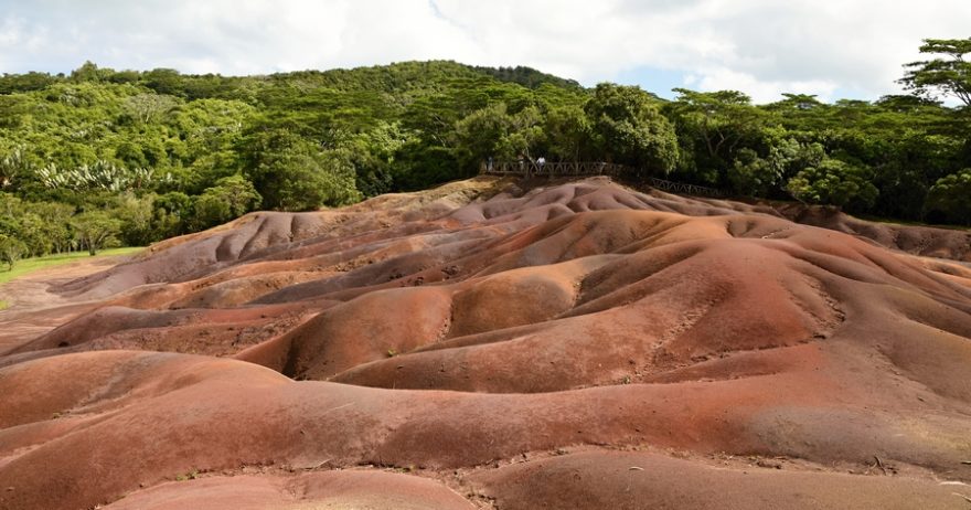 Vulkanická vyvřelina zvaná Sedmibarevná země u Chamarel