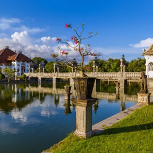 Uprostřed umělého jezera stojí Vodní palác Ujung
