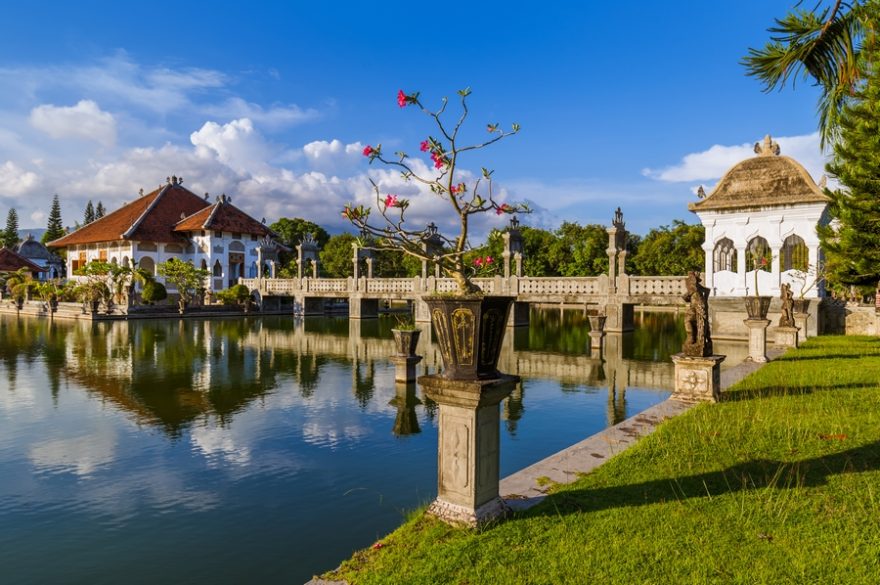 Uprostřed umělého jezera stojí Vodní palác Ujung