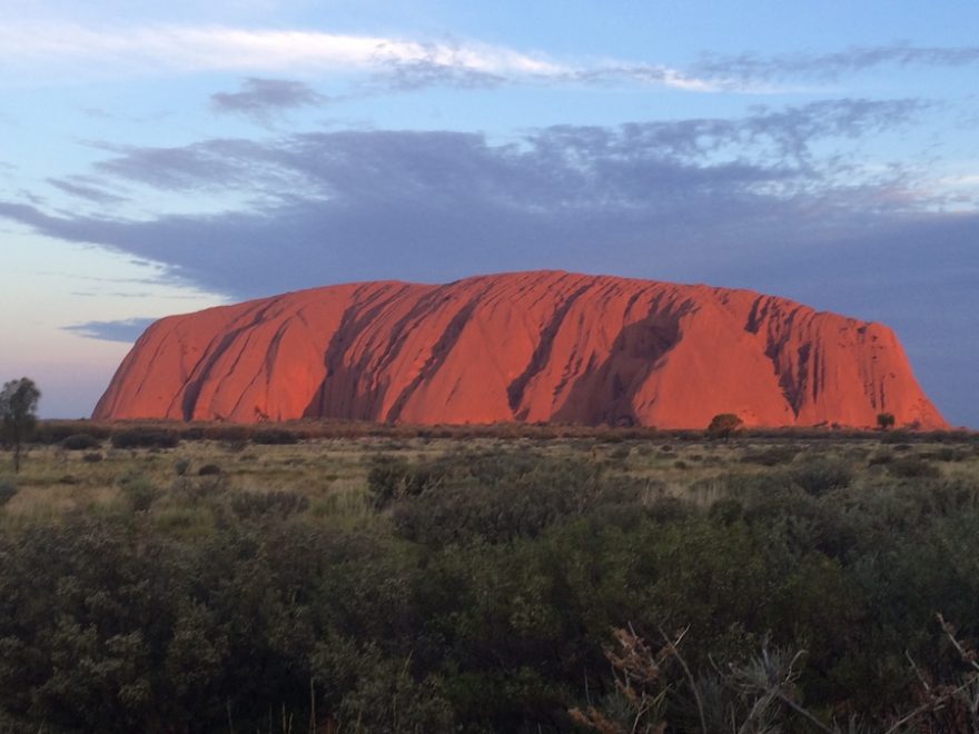 Majestátní monolit ve středu Austrálie opředený tajemnými pověstmi 