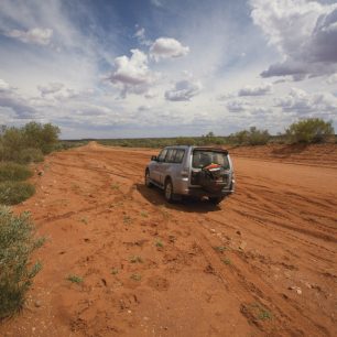 Hovorový výraz “Outback” odkazuje na vše co je out neboli pryč či mimo