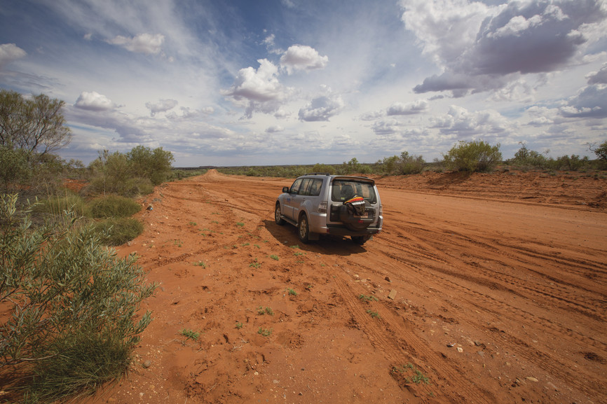 Hovorový výraz “Outback” odkazuje na vše co je out neboli pryč či mimo