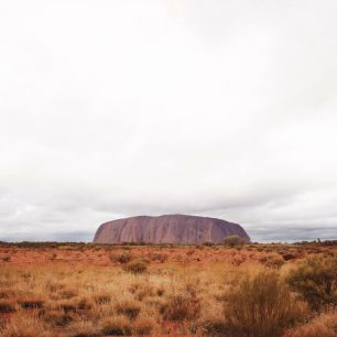 Uluru - mnohdy označován za rudý střed Austrálie patří k tomu nejzajímavějšímu, co můžete v Austrálii vidět