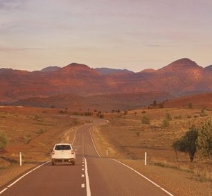 Drsné, zvětralé vrcholy a skalnaté soutěsky Flinders Ranges tvoří jedny z nejdramatičtějších krajin v zemi