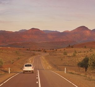 Drsné, zvětralé vrcholy a skalnaté soutěsky Flinders Ranges tvoří jedny z nejdramatičtějších krajin v zemi