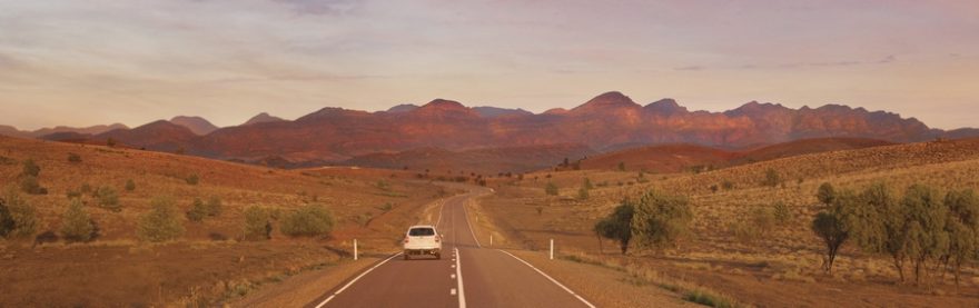 Drsné, zvětralé vrcholy a skalnaté soutěsky Flinders Ranges tvoří jedny z nejdramatičtějších krajin v zemi
