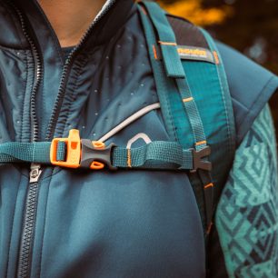 Nechybí vychytávky jako vyjímatelné výztuhy zad, kapsy na chrániče páteře, odnímatelná víka, bederní pásy i hrudní popruhy.