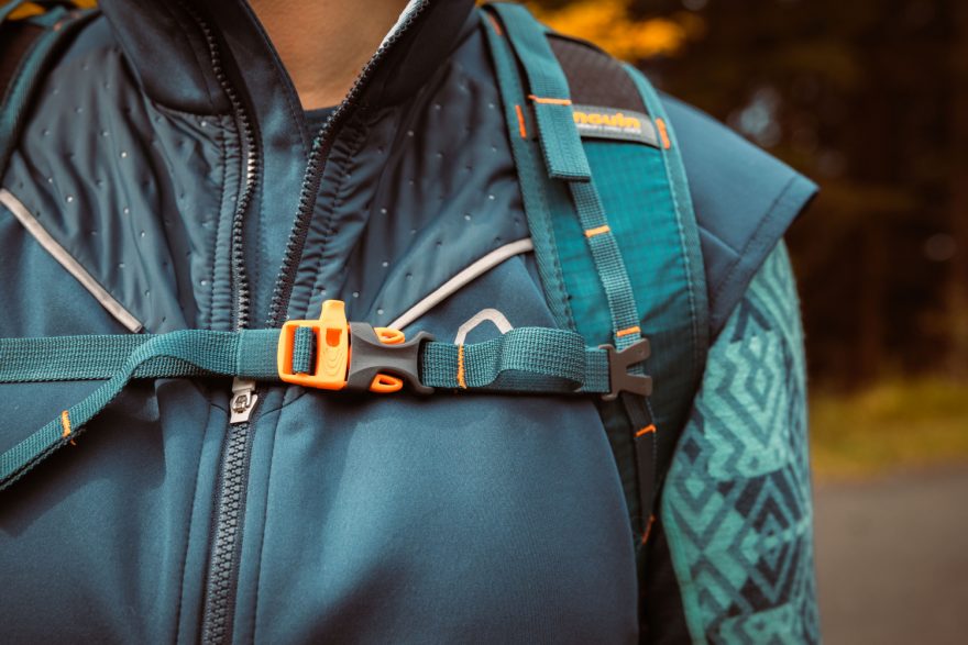 Nechybí vychytávky jako vyjímatelné výztuhy zad, kapsy na chrániče páteře, odnímatelná víka, bederní pásy i hrudní popruhy.