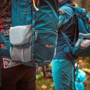 Nechybí vychytávky jako vyjímatelné výztuhy zad, kapsy na chrániče páteře, odnímatelná víka, bederní pásy i hrudní popruhy.