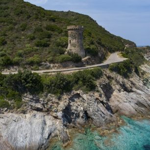 Na Korsice najdete množství starých kamenných věžiček