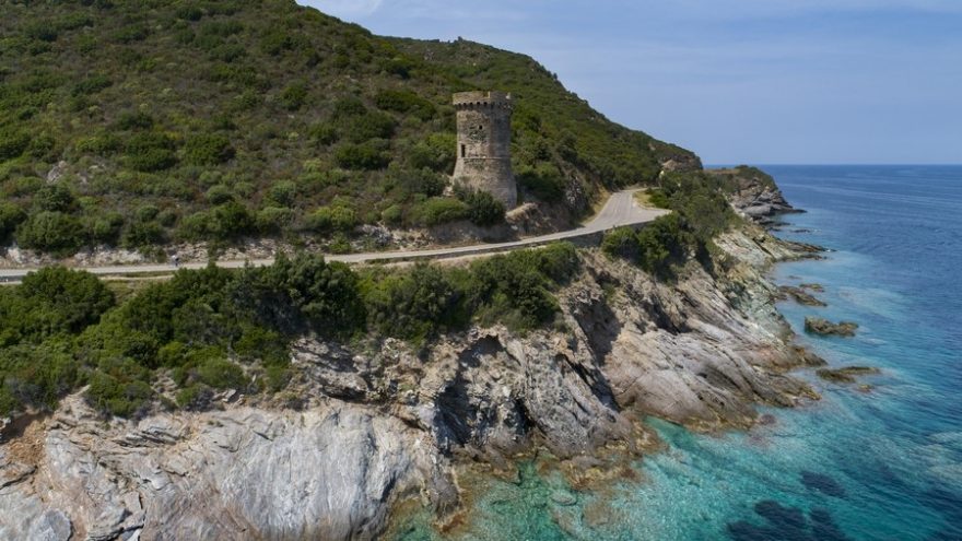 Na Korsice najdete množství starých kamenných věžiček