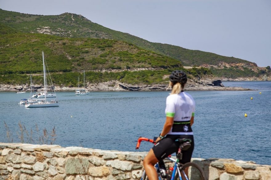 Cyklotrasy podél pobřeží nabízejí velmi osvěžující výhledy