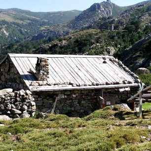Na svých cestách korsickými horami budete narážet na malé kamenné domky