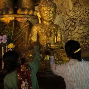 Modlitby v tmavém interiéru