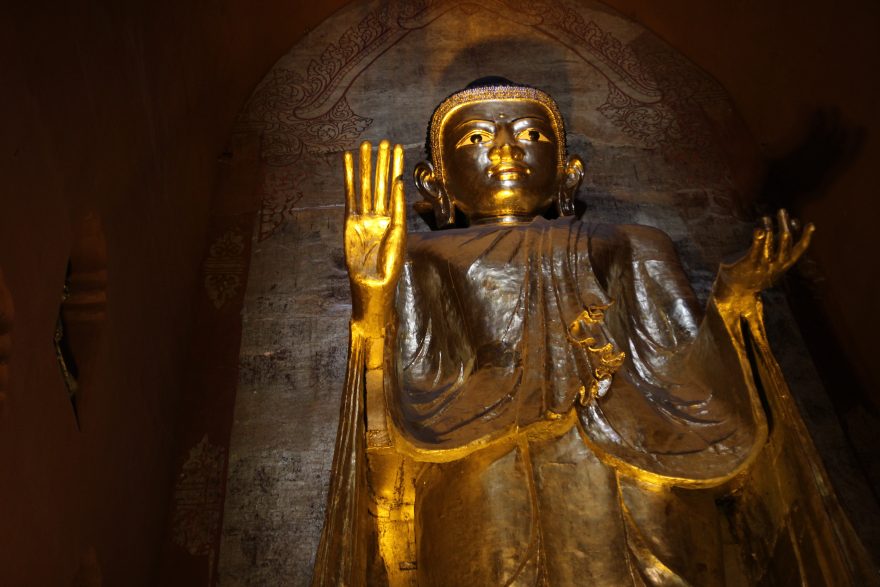 Uvnitř některých chrámů najdete nádherné sochy