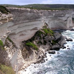 Křídově bílé útesy jsou pro Korsiku typické