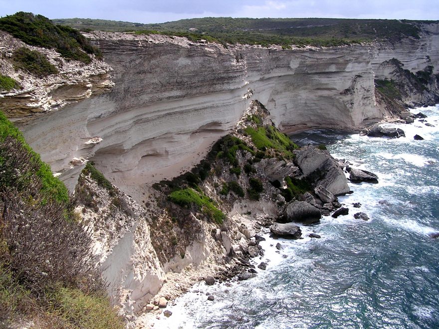 Křídově bílé útesy jsou pro Korsiku typické
