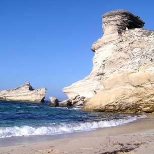 Pobřeží Korsiky omývá azurově čistá voda