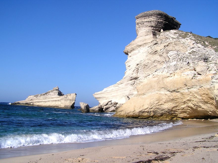 Pobřeží Korsiky omývá azurově čistá voda