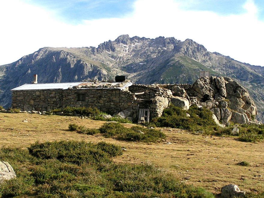 Na svých cestách korsickými horami budete narážet na malé kamenné domky