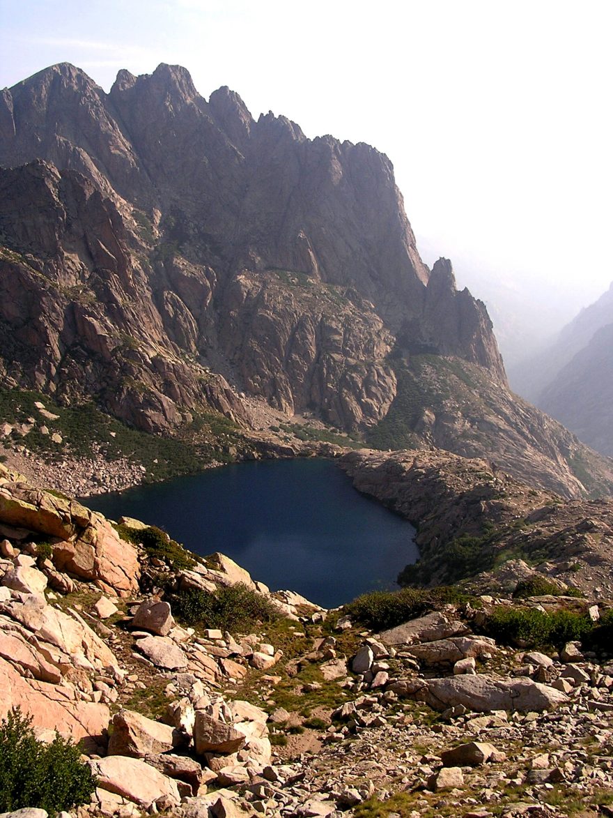 Uprostřed vysokých hor se skrývají horský jezírka