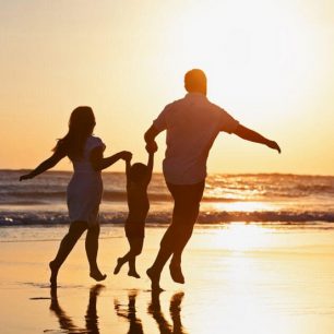 Čeká nás koupání na plážích a krásný výhled na západ slunce.