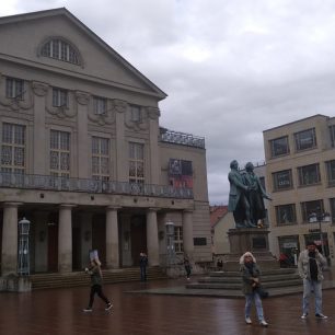 Národní divadlo a sousoší Goetheho a Schillera