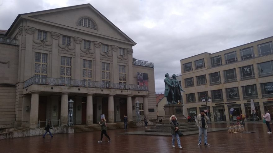 Národní divadlo a sousoší Goetheho a Schillera