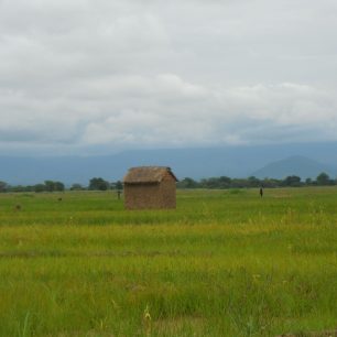 Lidská osídlí jsou zasazená do vyprahlé krajiny, zároveň je však lemují zelená políčka rýže, zavlažovaná vodou z kanálů