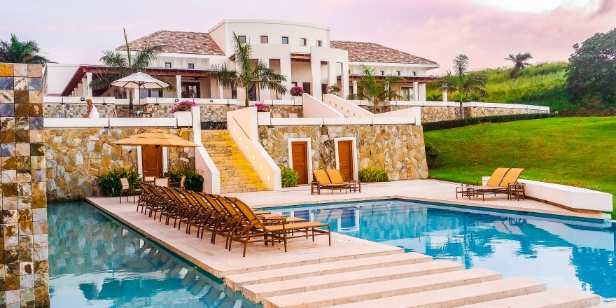 Na Roatanu najdete i luxusní hotely, kde můžete strávit příjemnou dovolenou s veškerou péčí, Roatan, Honduras