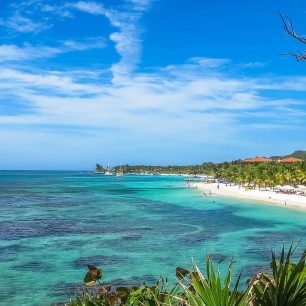 West Bay Beach je nejznámější pláž na ostrově, navštěvují ji turisté z celého světa, Roatan, Honduras