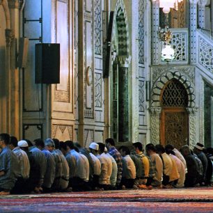 Muži modlící se v mešitě, Damašek, Sýrie