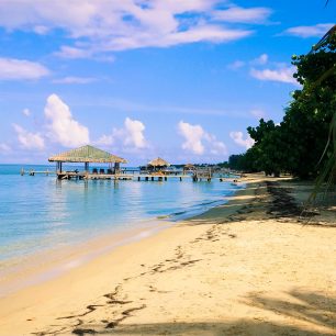 a plážích najdete dřevěné palapy, kde si můžete ve stínu vychutnávat pohled na moře, rybařit nebo se koupat, , Roatan, Honduras