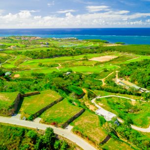 Roatan díky kopcovitému terénu nabízí krásné výhledy na moře i golfové hřiště Pristine Bay, Roatan, Honduras
