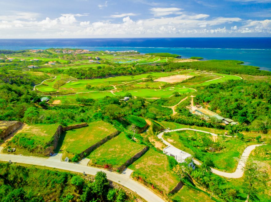 Roatan díky kopcovitému terénu nabízí krásné výhledy na moře i golfové hřiště Pristine Bay, Roatan, Honduras