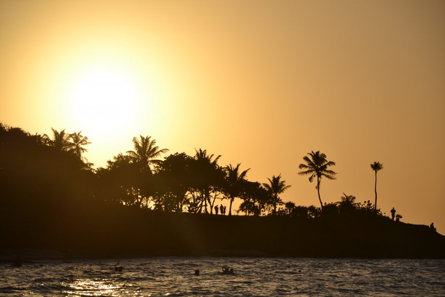 Západy slunce na ostrově jsou velmi romantické a jako stvořené pro žádost o ruku, Roatan, Honduras