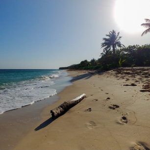 Camp Bay na východě ostrova Roatan je přírodní pláž, kde budete většinou úplně sami, Roatan, Honduras