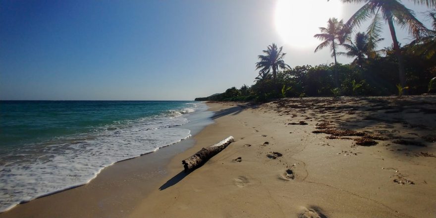 Camp Bay na východě ostrova Roatan je přírodní pláž, kde budete většinou úplně sami, Roatan, Honduras